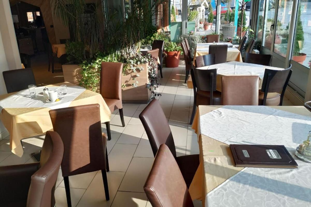 Restoran Filipovic Hotel โนวาวาโรช ภายนอก รูปภาพ