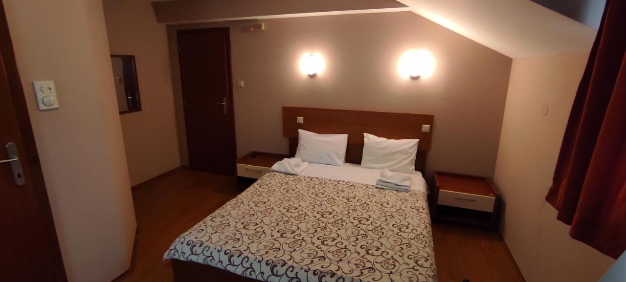 Restoran Filipovic Hotel โนวาวาโรช ภายนอก รูปภาพ
