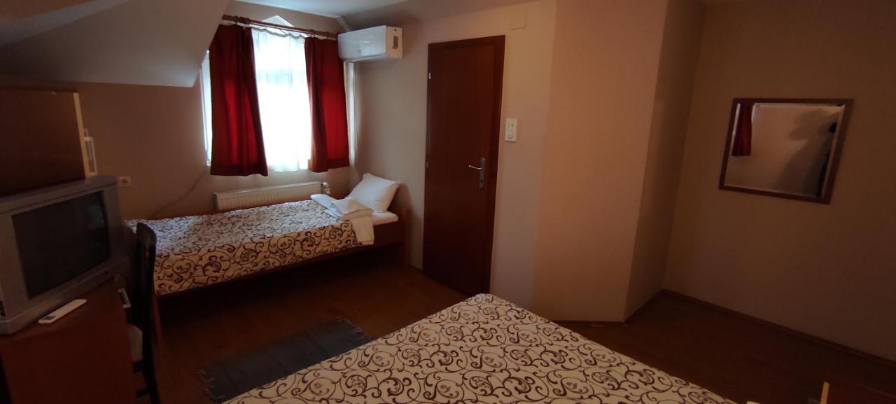 Restoran Filipovic Hotel โนวาวาโรช ภายนอก รูปภาพ